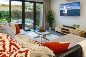 Downtown Delight 2 Bed 1 Bath - Single Garage, Christchurch